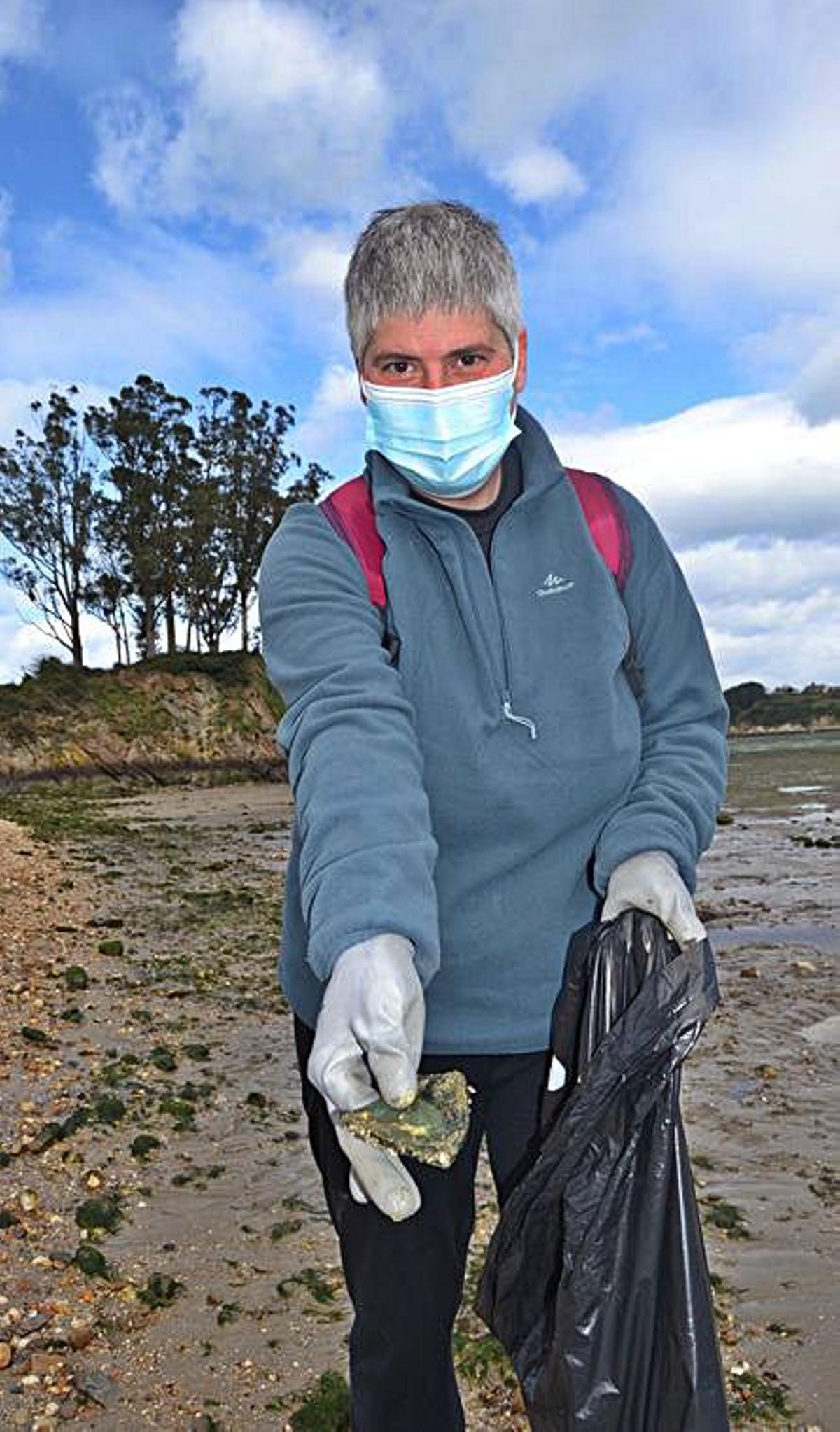 Castropol limpia de plásticos y vidrio parte de la desembocadura del arroyo Seares y la zona de Salías