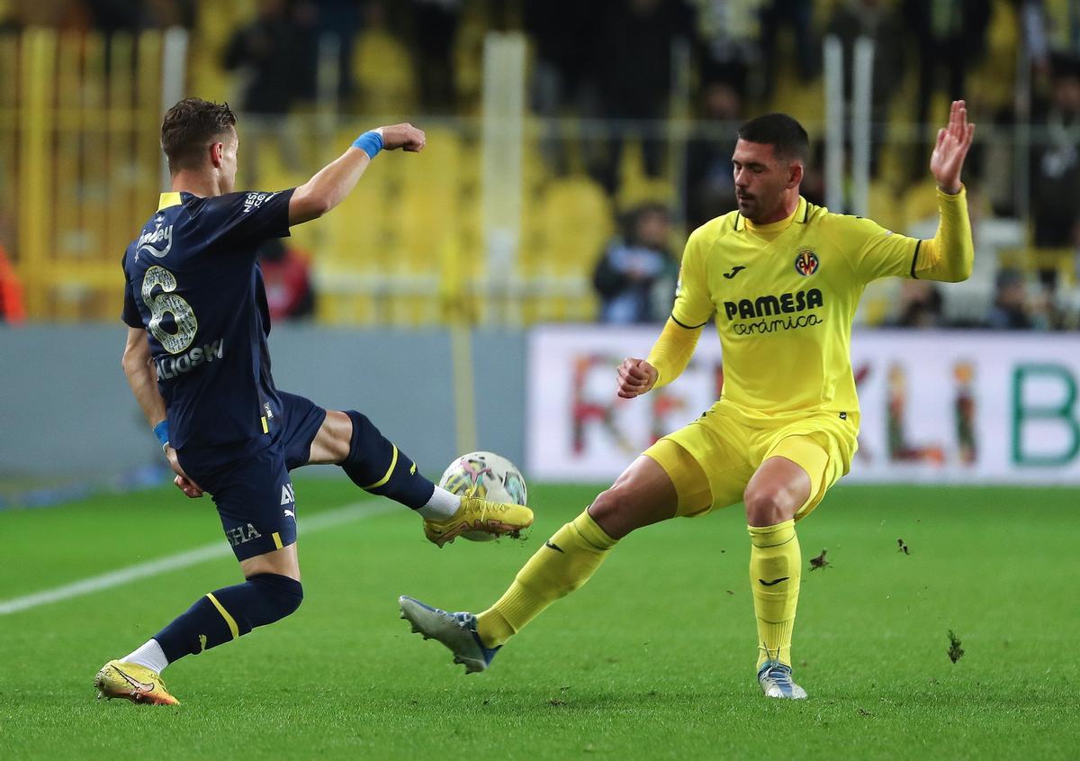 Dela disputa el cuero ante el Fenerbaçhe.