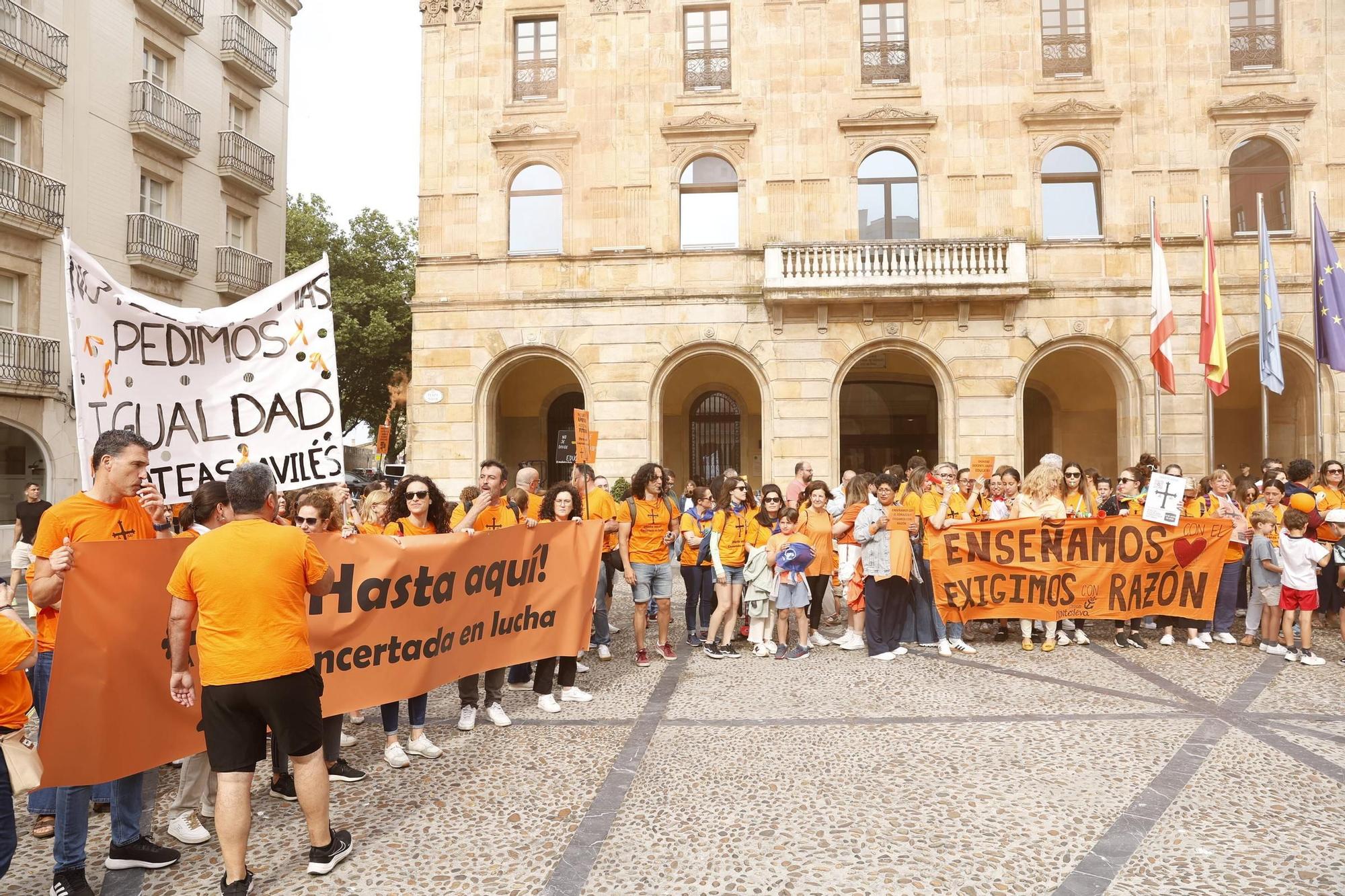 Así fue la gran concentración en Gijón por la educación concertada (en imágenes)