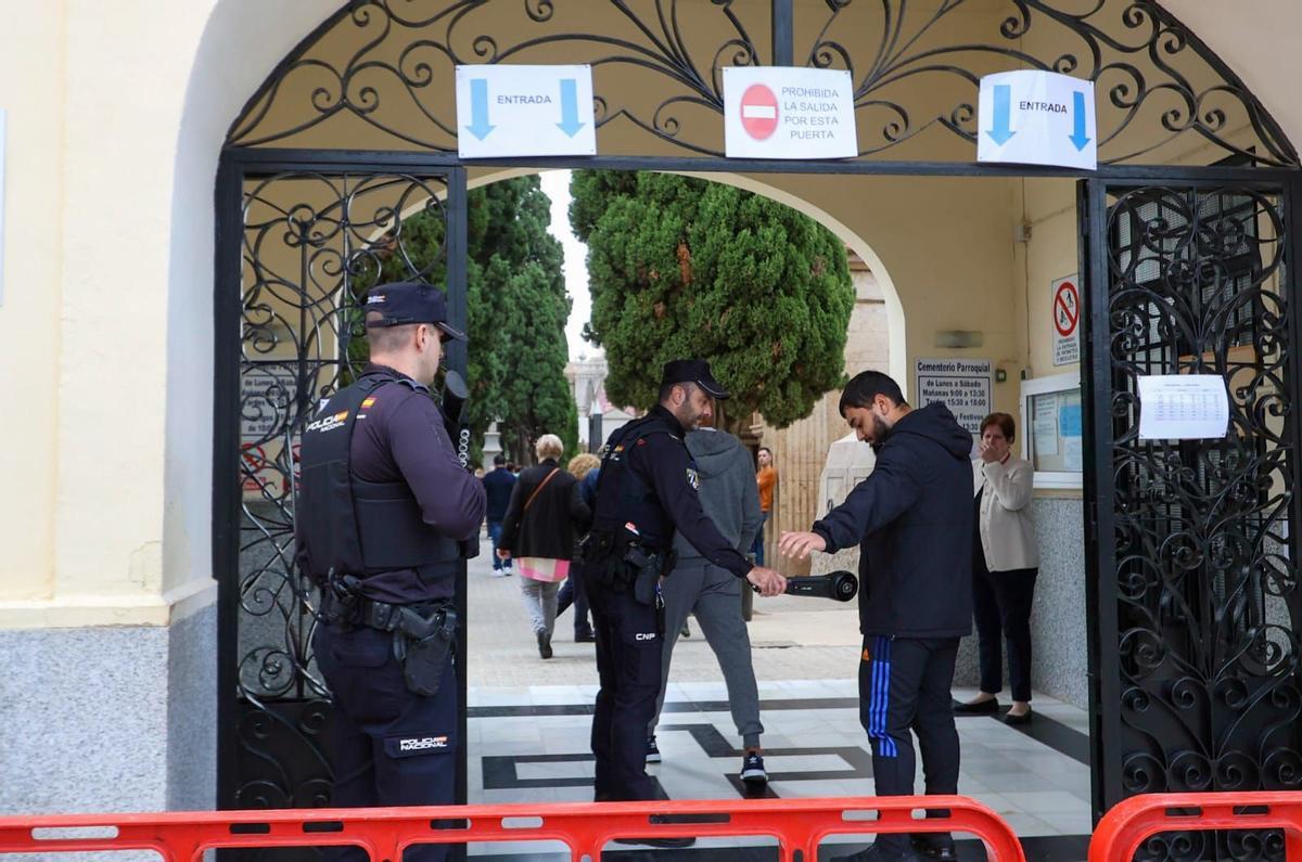 Agentes de a Policía Nacional vigilan el acceso al cementerio de Torrent