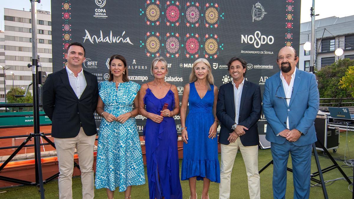 Autoridades participantes en la presentación de la Copa Sevilla de Tenis.