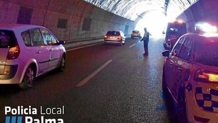 Agentes de la Policía Local, ayer, en el túnel de Génova.