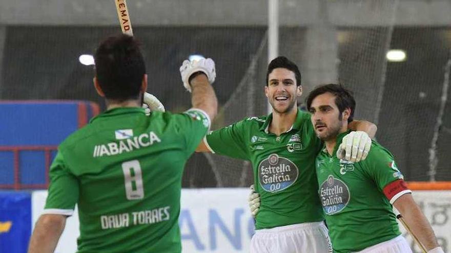 Torres celebra un gol con Miras y Lamas en el Liceo-Lloret.