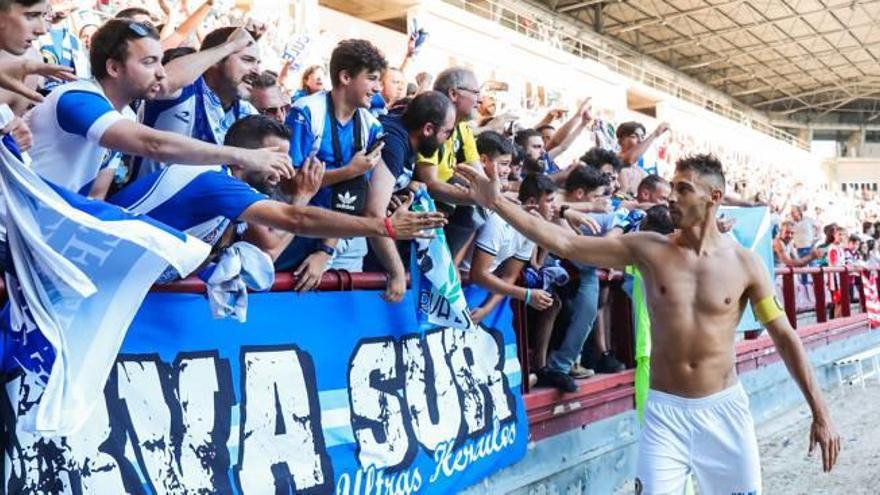 El central alicantino Samuel Llorca saluda a los aficionados herculanos desplazados a Las Gaunas, en la segunda eliminatoria de la promoción de ascenso del curso pasado.