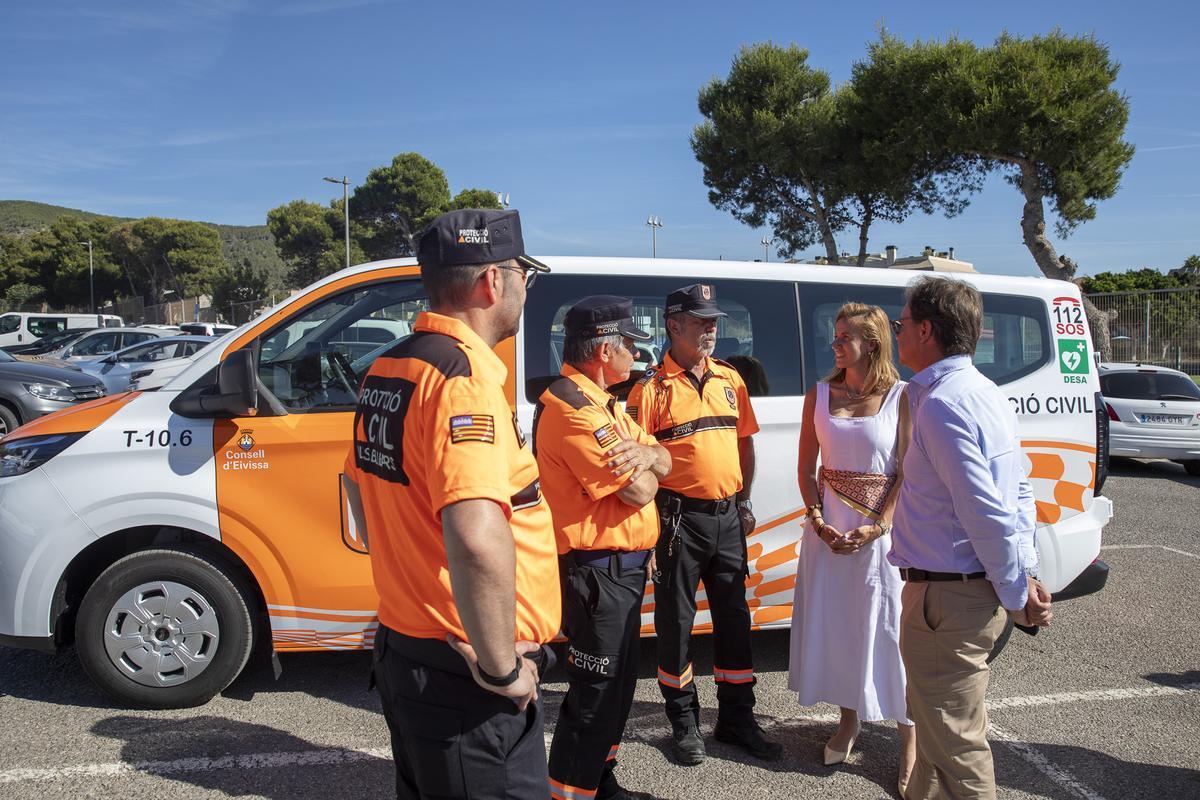 La presentación de la nueva furgoneta de refuerzo para el equipo de Protección Civil de Ibiza