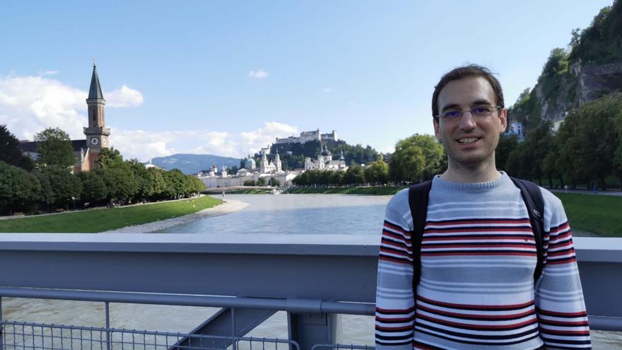 Marc Giménez, al riu Salzach, un afluent de l’Inn i del Danubi, i el centre històric de Salzburg al fons | ARXIU PERSONAL