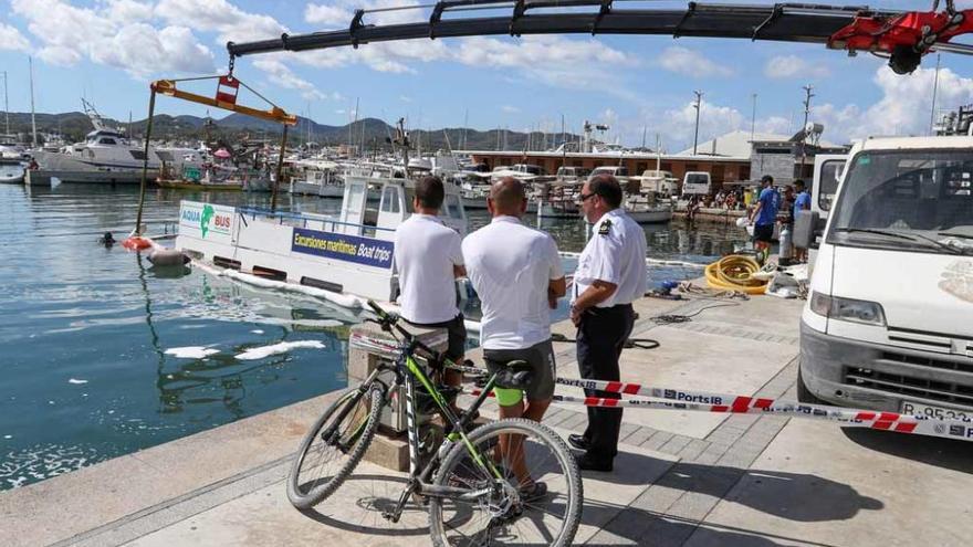 Una ´golondrina´ de Aquabus se hunde en el puerto de Sant Antoni