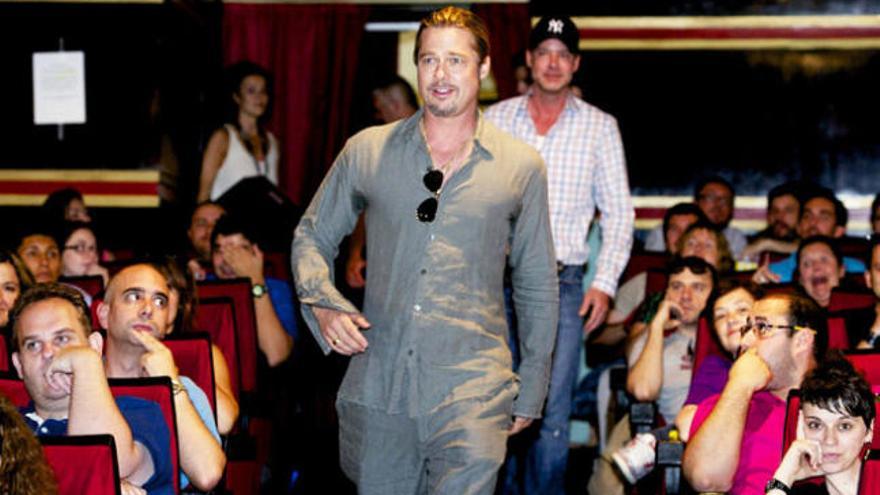 Brad Pitt al entrar al cine.