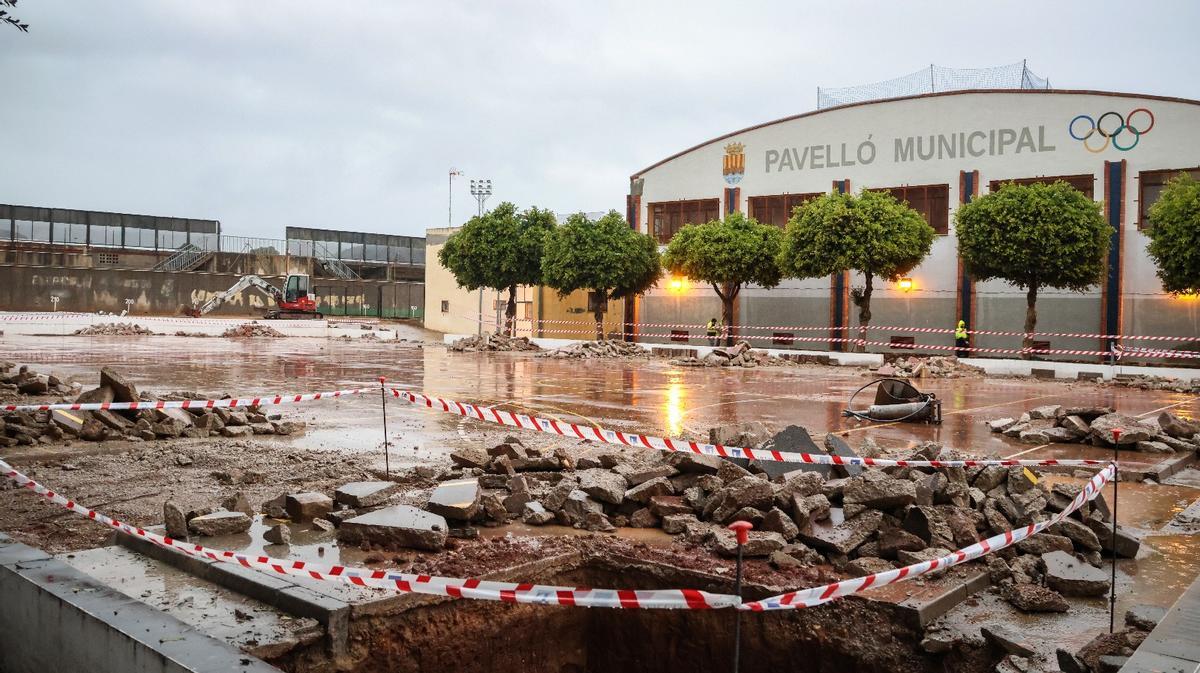 L'Ajuntament d'Onda ha posat en marxa les obres de la teulada de la pista exterior del Pavelló Municipal, una actuació que permetrà garantir el seu ús durant tot l'any, amb independència de les condicions meteorològiques.