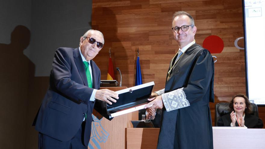 Carlos Fabra reaparece para recibir un homenaje del Colegio de Abogados de Castellón