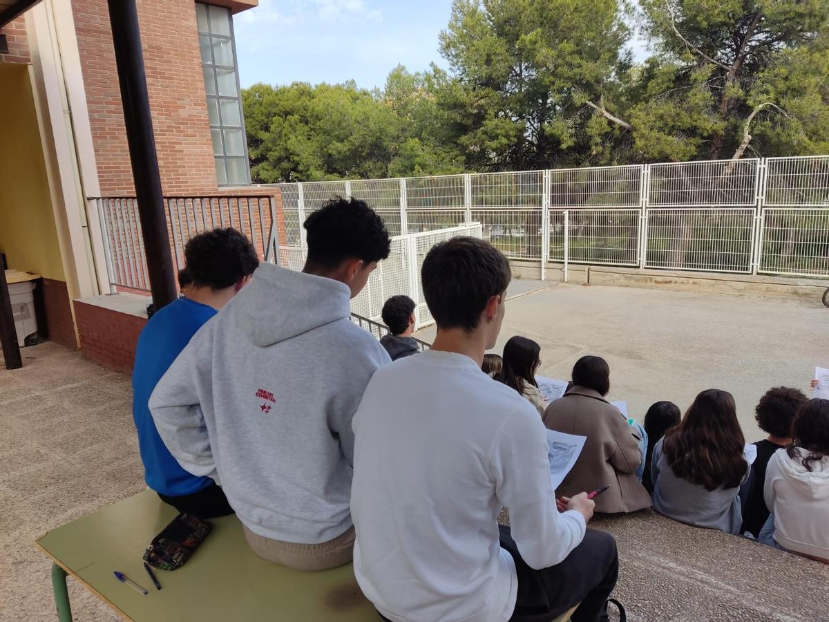 Alumnos del IES Cabo de la Huerta de Alicante recibiendo clases en las escaleras esta semana