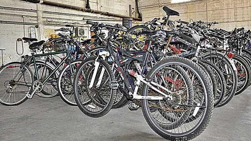 Bicicletas acumuladas en el depÃ³sito municipal.