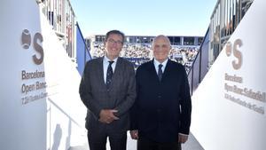 El presidente del RCTB, Jordi Cambra y el presidente del Banc de Sabadell, Josep Oliu, en la puerta de la pista central del Tenis Barcelona