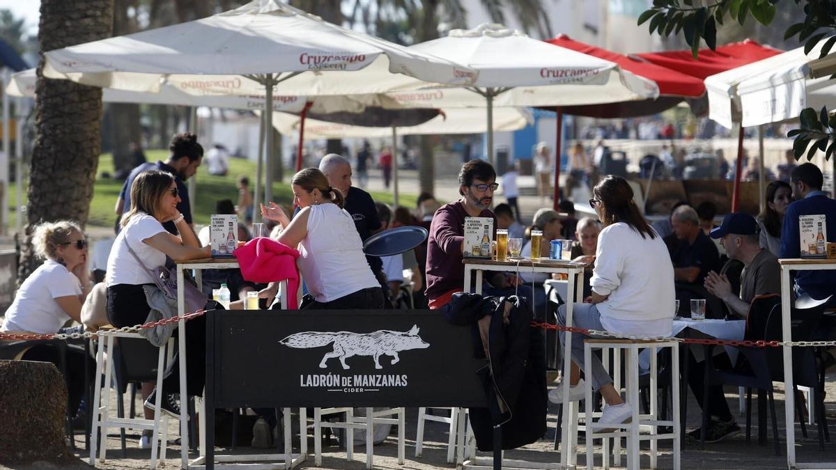 Numerosos clientes, en una terraza de un bar de Málaga.