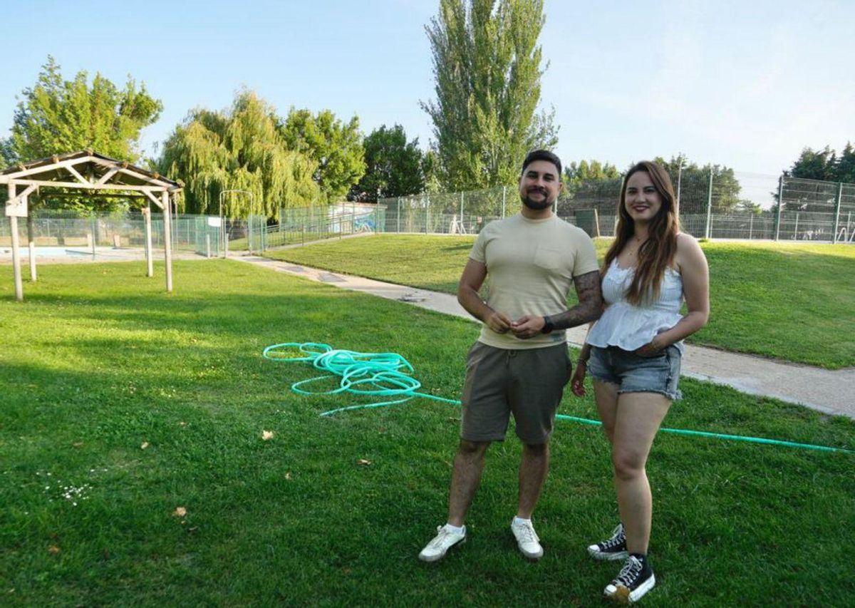 Los hermanos explotarán por segundo año el bar de la piscina. | J. L. FERNÁNDEZ
