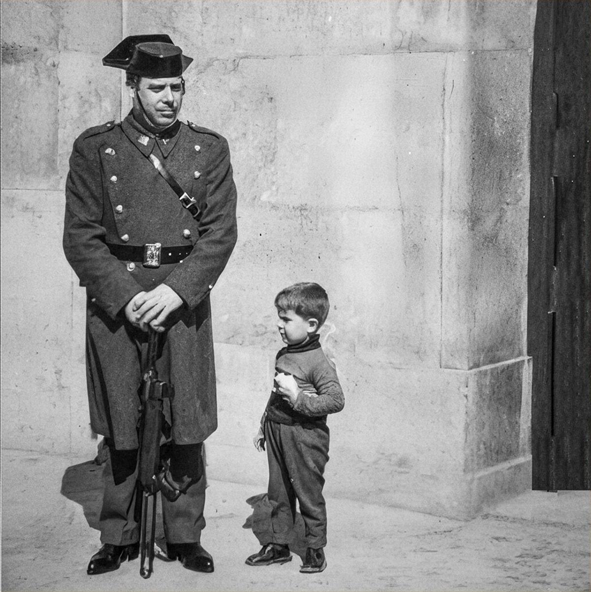 Antonio Moreno, guardia civil y zapatero de la Comandancia (izquierda), junto a su hijo Jesús Ismael en el cuartel de Patraix, Valencia