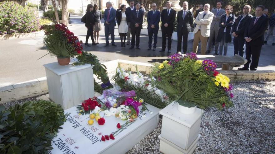 Un momento del acto en el cementerio de Alicante