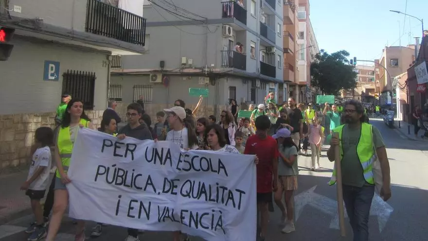 Cientos de familias se manifiestan en Godella y Burjassot en apoyo a la huelga docente por la escuela pública