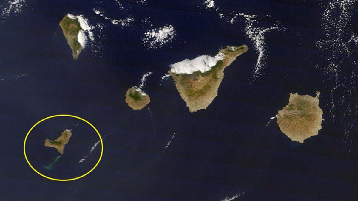 Fotografía de satélite donde se aprecian las manchas de las emisiones volcánicas (izquierda) producidas tras la erupción.