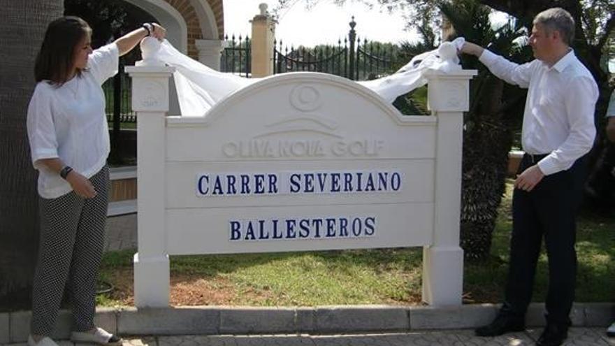 Carmen Ballesteros y el alcalde de Oliva.