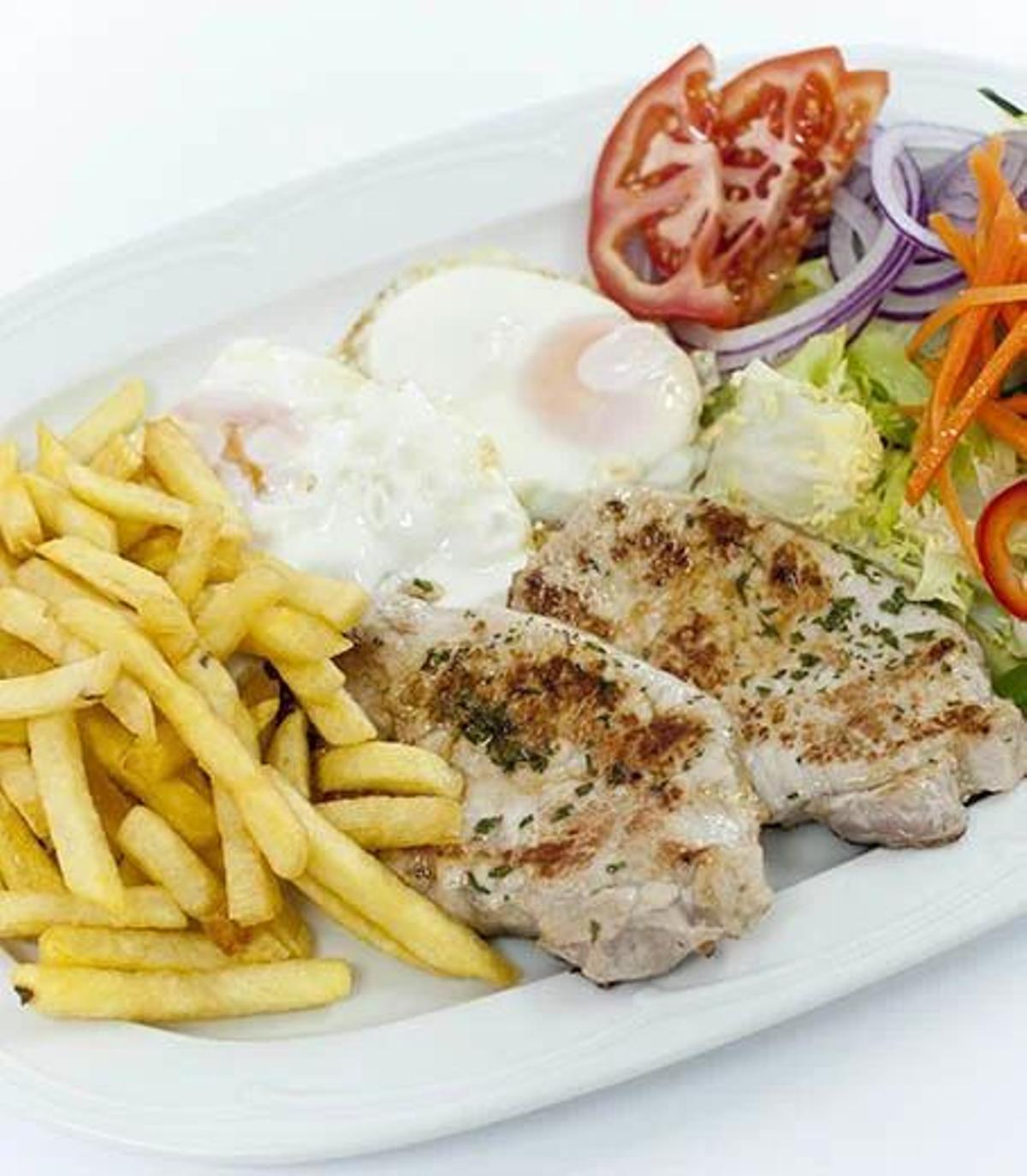 Uno de los platos combinados del Restaurante Asador La Vía Verde