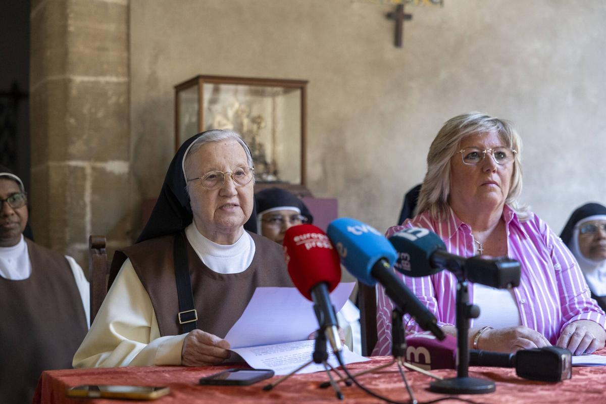 La religiosa Sor Ángeles Sanz, junto a la abogada Pilar Rosselló