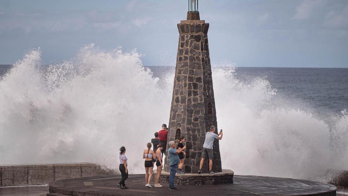 Foto de archivo de varias personas haciendo fotos al fuerte oleaje durante un temporal.