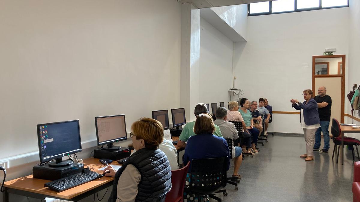 Visita de la alcladesa de Picassent a los mayores que están haciendo el curso.