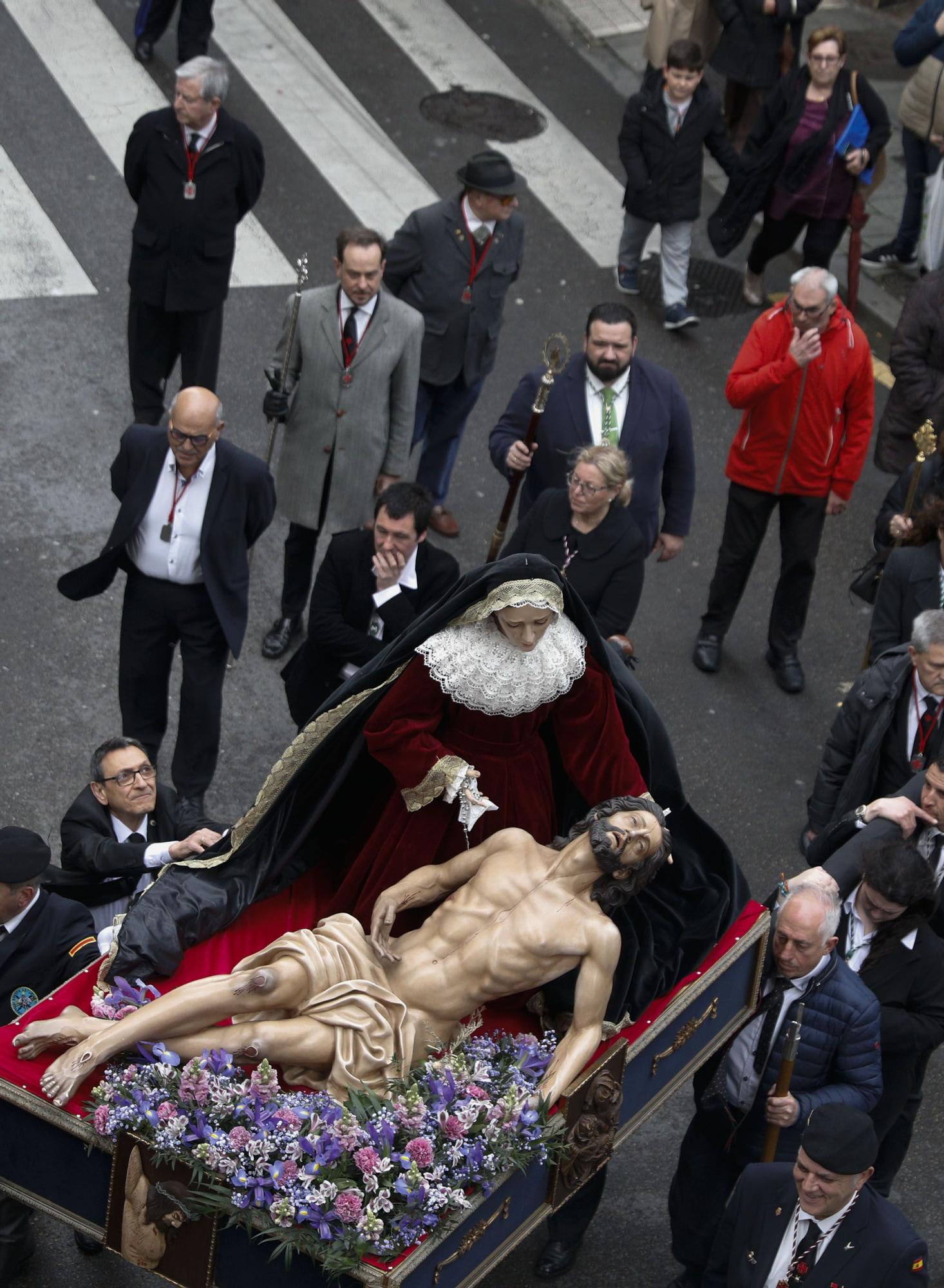 En imágenes: así fue el traslado de la Piedad en Gijón