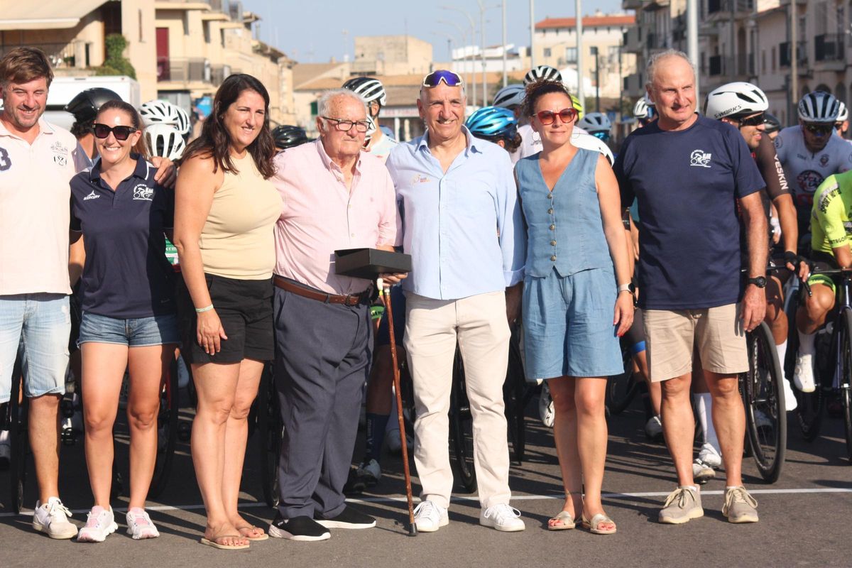 Joan Serra recibió la distinción de la nacional de manos del presidente de la Balear, Toni Bauzá.