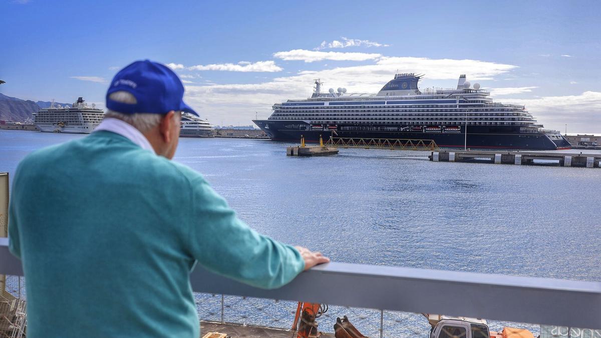 Primera visita del crucero Explora II a Santa Cruz