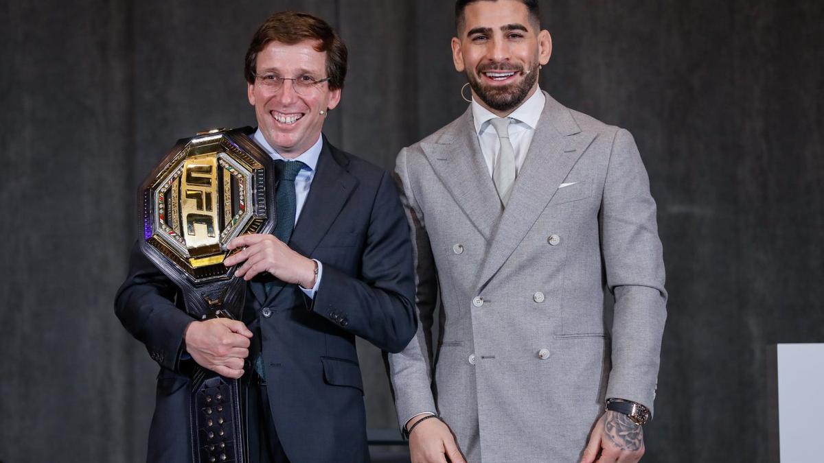 El luchador hispano-georgiano Ilia Topuria, recientemente proclamado nuevo campeón mundial del peso pluma de la UFC, recibido este lunes por el alcalde de Madrid, José Luis Martínez-Almeida