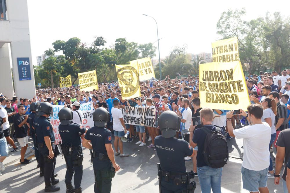 La protesta, convocada para los instantes previos al Málaga - Almería, ha sido más multitudinaria que otras anteriores y ha tenido un cántico más recurrente que otros: ¡Al Thani, vete ya!