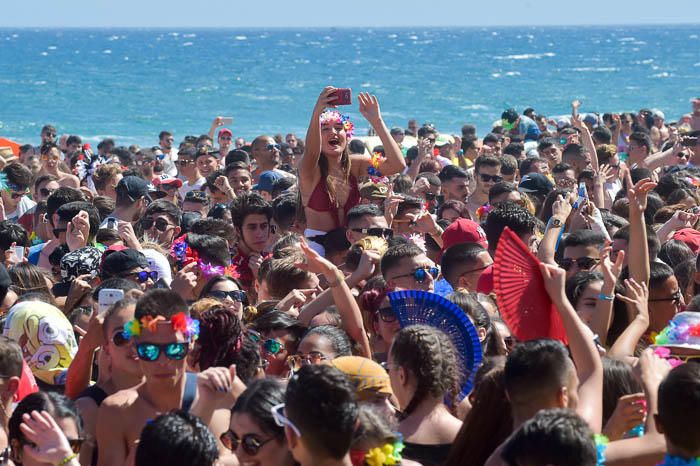 Fiesta de carnaval en la playa