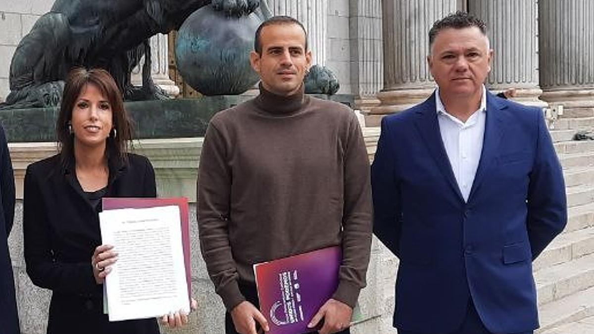 Pedro Honrubia, en el centro, con los también diputados de Podemos Isabel Franco y Juan Antonio Delgado.