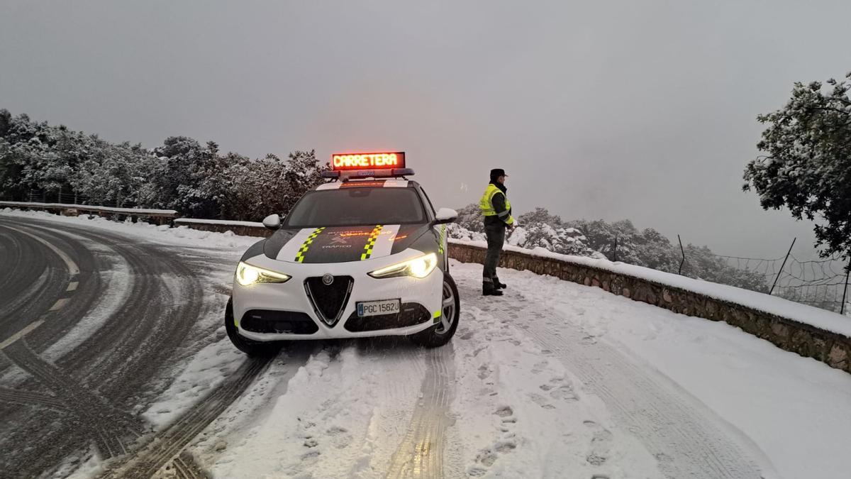 Agentes de la Guardia Civil estos días en una nevada Serra de Tramuntana.