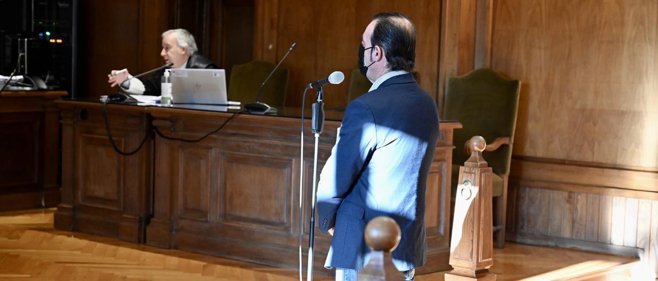 El agente de la Guardia Civil durante su comparecencia ante la Audiencia Provincial de Pontevedra.