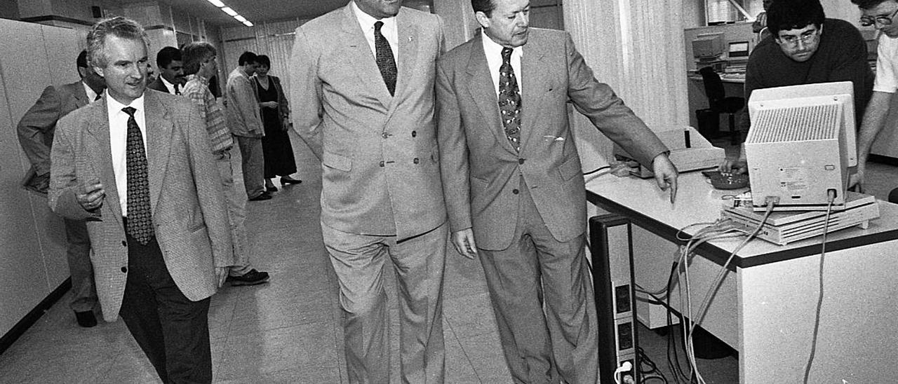 Sergio Marqués, entonces presidente del Principado, entre Melchor Fernández (director del periódico) y José Manuel Vaquero (director general). A la izquierda, Vicente Álvarez Areces, alcalde de Gijón en 1996. | Marcos León