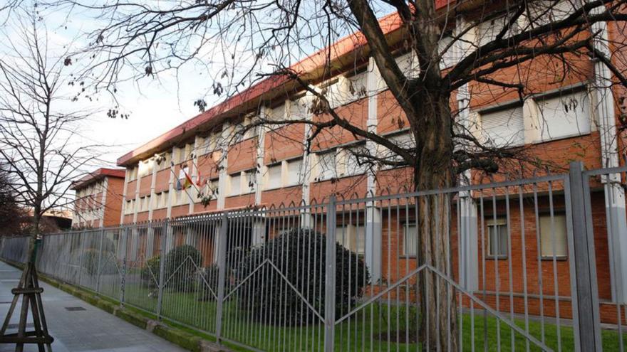 Fachada del colegio El Llano. | Ángel González