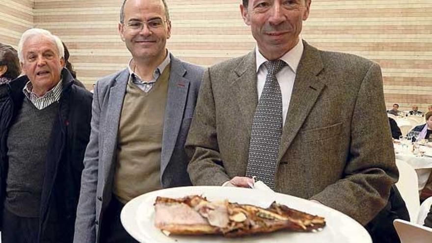 José Luis Baltar, Jesús Vázquez y Manuel Prado, con porco celta a la brasa.  // Brais Lorenzo