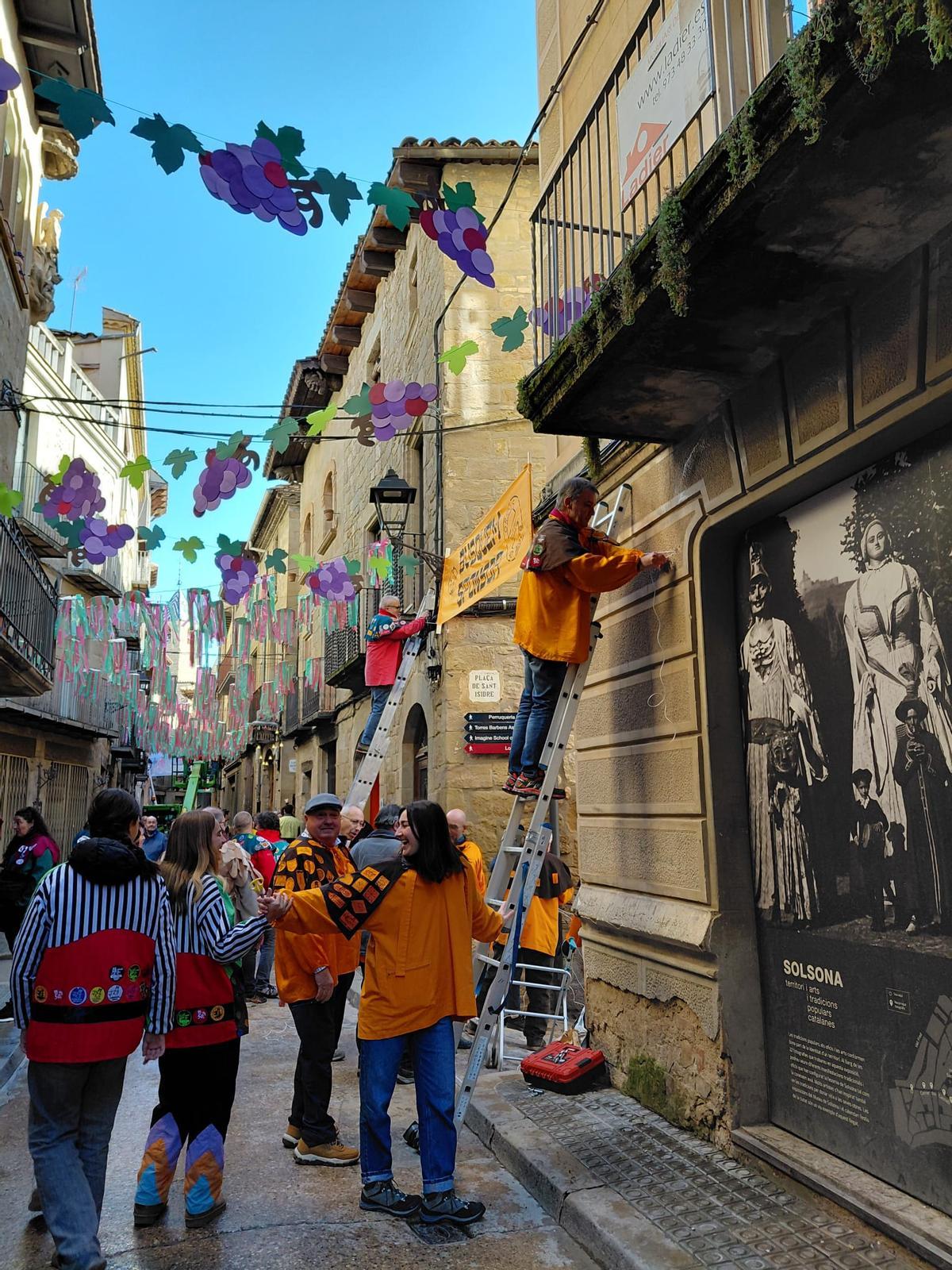 Solsona ja llueix de Carnaval amb les Enramades dels carrers