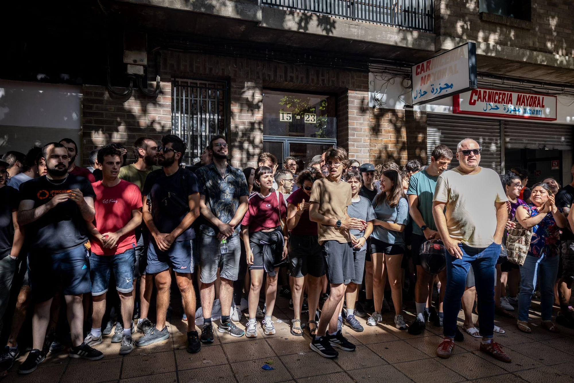 En imágenes |  Zaragoza se moviliza contra el desahucio de Samanta: "Es injusto lo que está pasando"