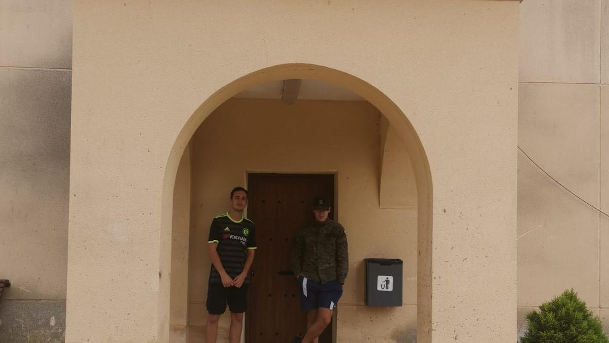 Jorge y David, en lo que era la puerta del colegio, que permanece cerrado desde 2014.