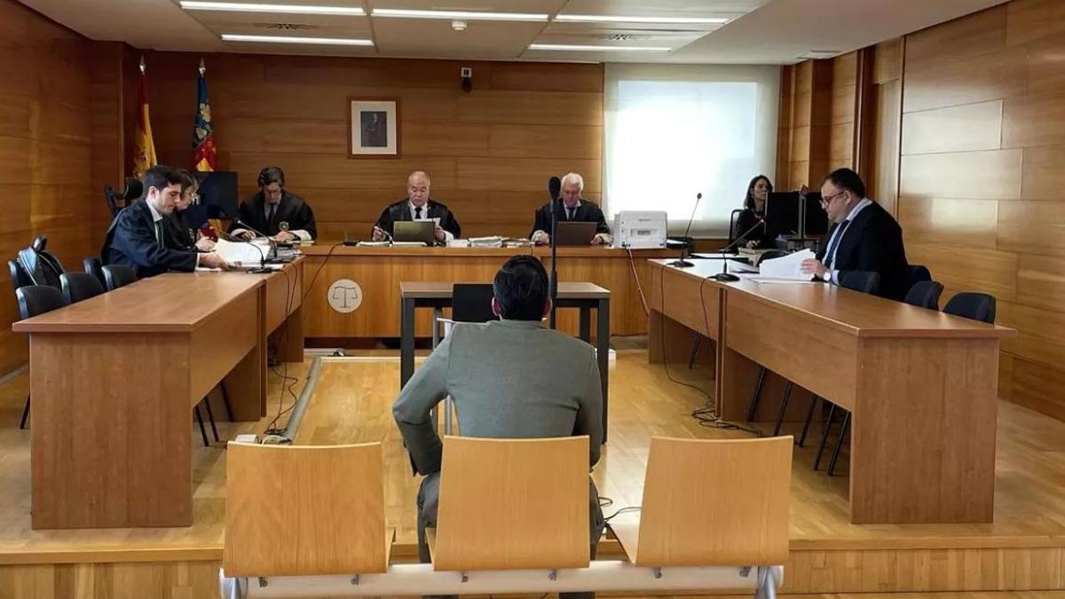 Imagen del maltratador condenado, sentado en el banquillo de los acusados durante su juicio.