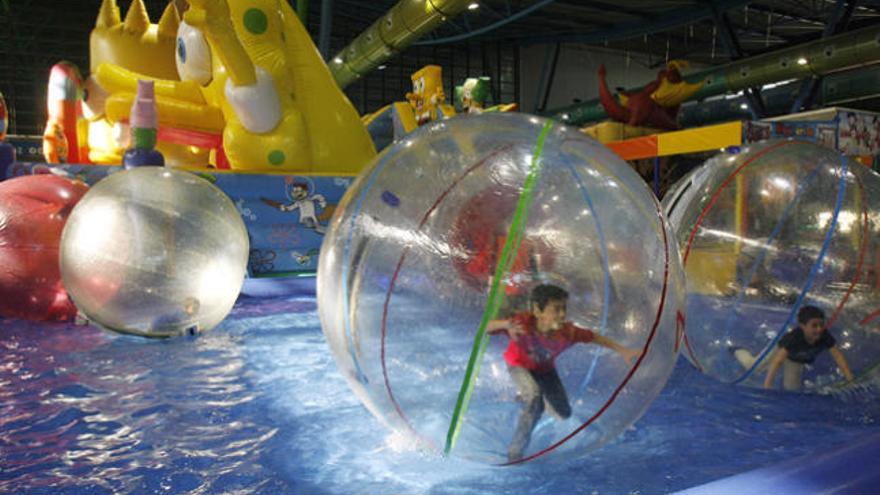 Varios niños juegan en las esferas gigantes que se han instalado por primera vez en el Palacio de Congresos.