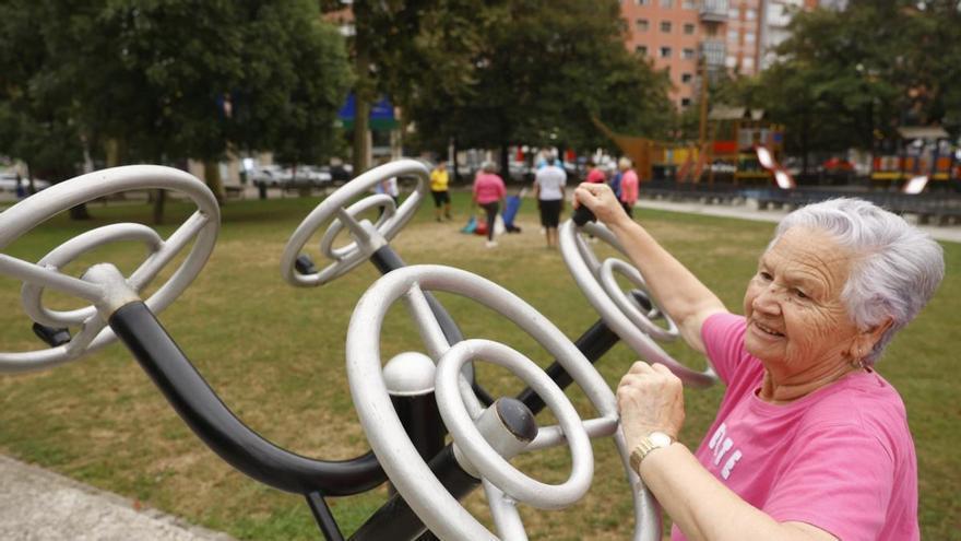 Las Meanas se convierte en un gimnasio para mayores: "Es bueno moverse y ayuda a socializar y distraerse"