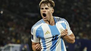 FOTODELDÍA AMDEP6640. SANTIAGO (CHILE), 15/10/2025.- Mateo Silvetti de Argentina celebra un gol este miércoles, en un partido de las semifinales de la Copa del Mundo Sub-20 entre Argentina y Colombia en el estadio Nacional Julio Martínez Prádanos, en Santiago (Chile). EFE/ Osvaldo Villarroel. FOTODELDÍA