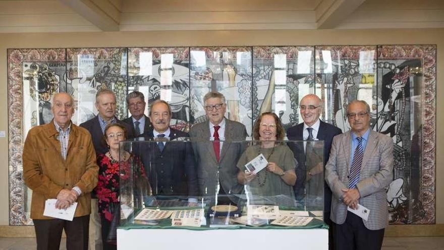 Los promotores del homenaje a Ochoa y algunos familiares del Nobel, en el salón de té del teatro Campoamor.