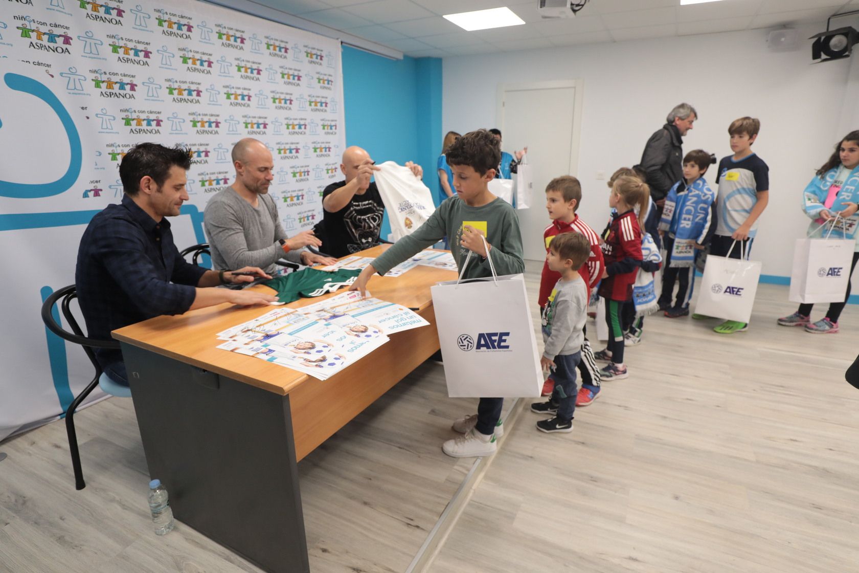 Láinez, Movilla y Paredes, con los niños de Aspanoa