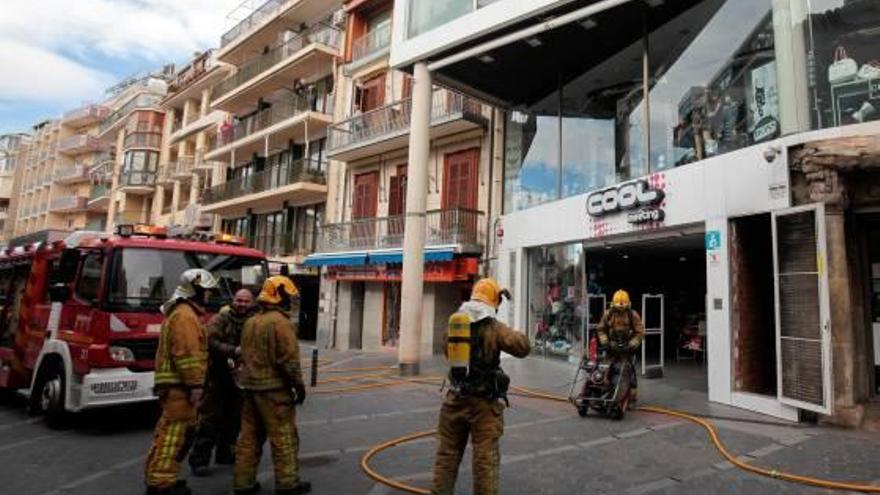 Un incendio en un transformador «arruina» el fin de año a decenas de locales